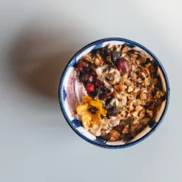 Raikas hedelmäsalaatti jogurtilla ja granolalla