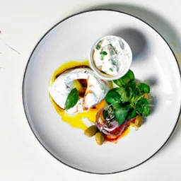 Feta-kasvisuunimunakas ja savulohikiusaus